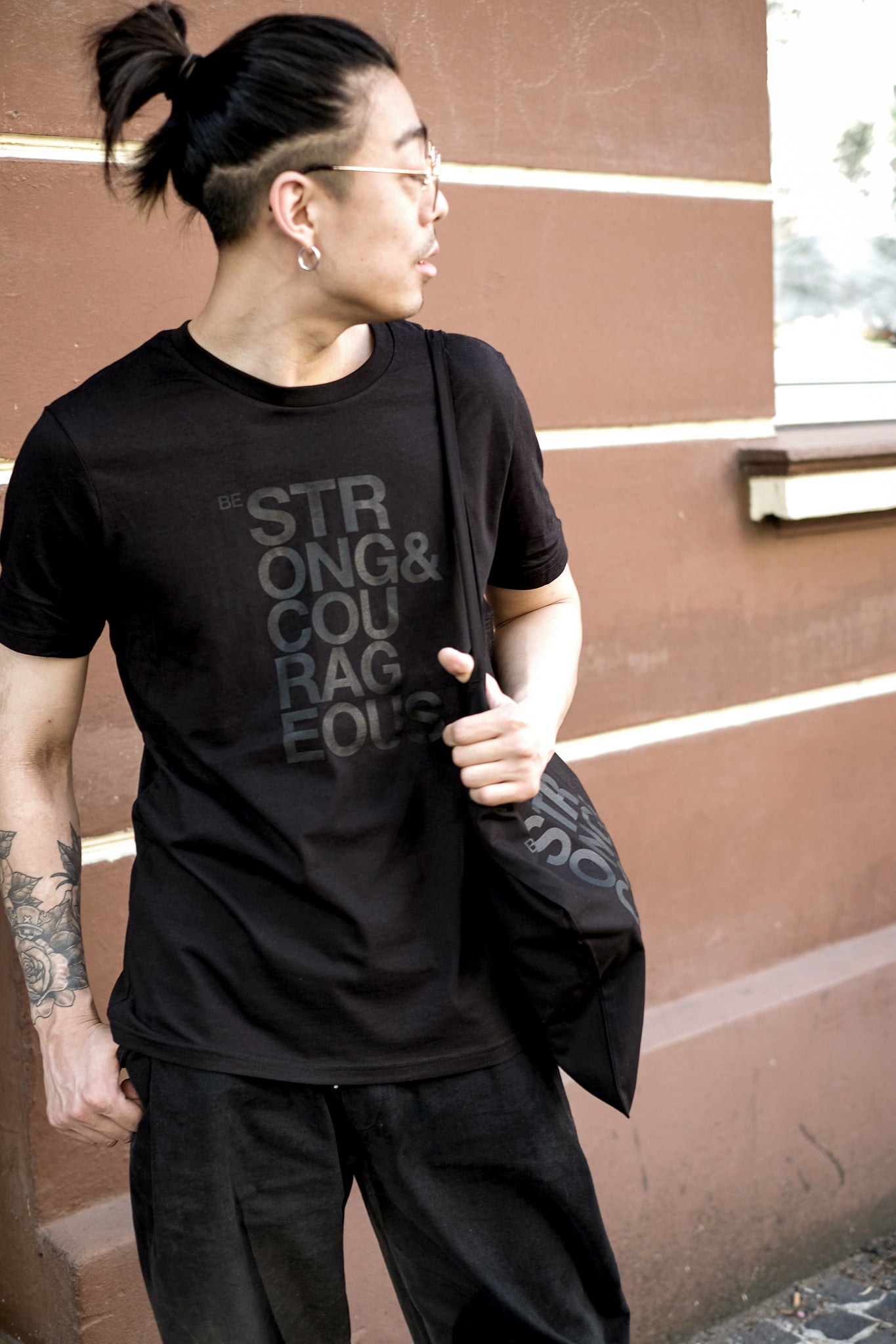Be strong & courageous Black/Black