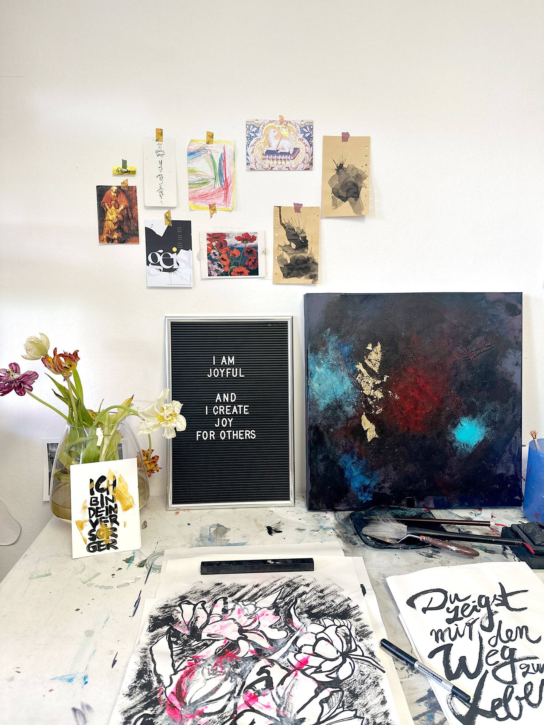 Atelier mit gerahmten Kunstwerken und Deko
